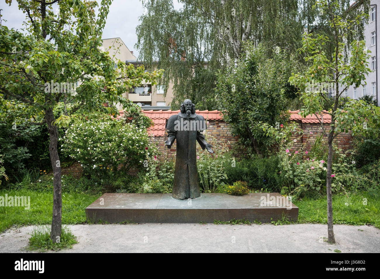 Berlino. Germania. Comenius Garten. Statua di Johann Amos Comenius (1592-1670), nell'Böhmisches Dorf (Bohemian Village) nel quartiere Neukölln. Foto Stock