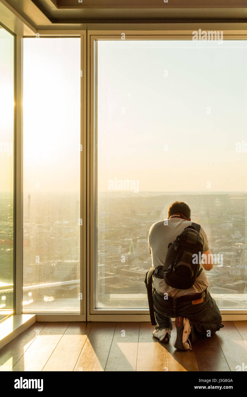 Persona che ha preso una foto dalla parte superiore della Shard, London, England, Regno Unito Foto Stock