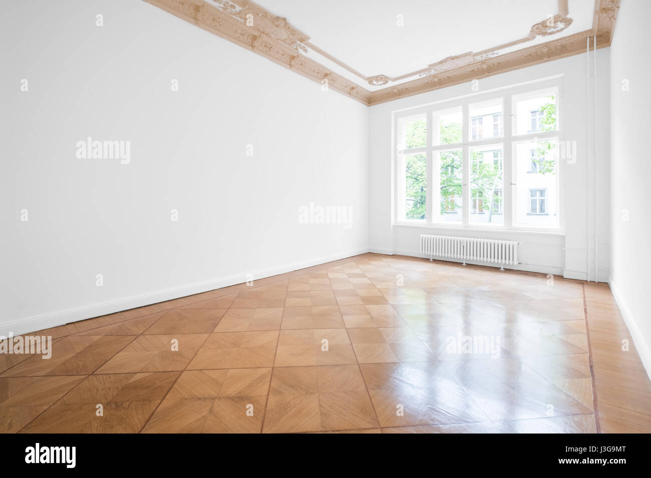 Stanza vuota con pavimento in parquet e soffitto in stucco - Nuovo appartamento in edificio storico Foto Stock