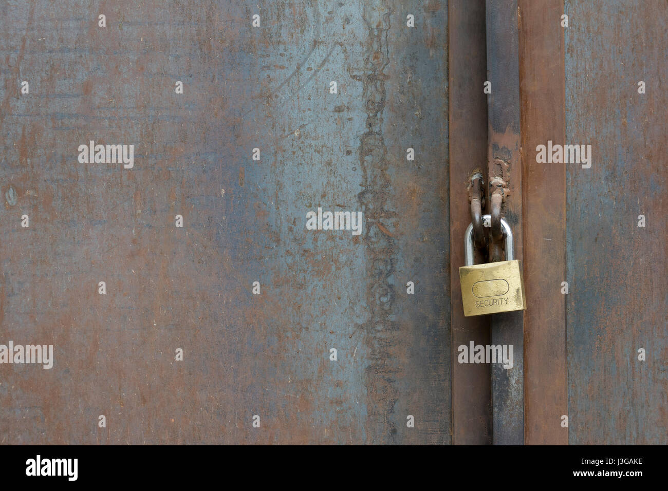 Serratura di sicurezza sulla porta di metallo Foto Stock