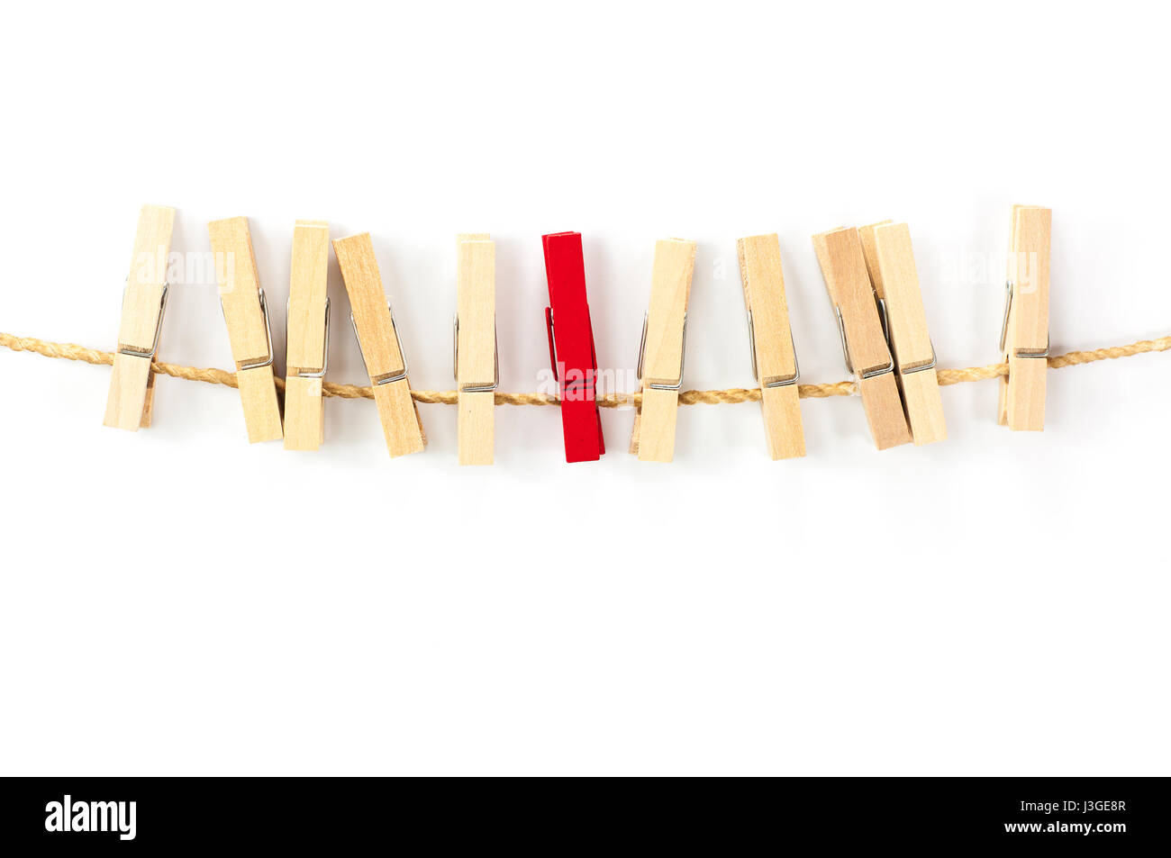 Colore naturale in legno clip di carta con uno rosso in medio Foto Stock