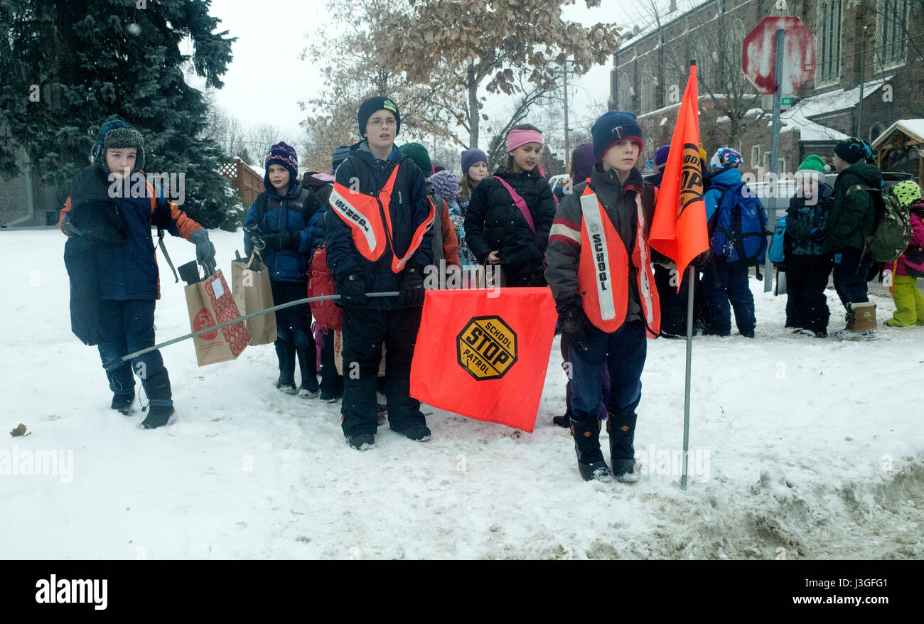 Scuola elementare patrol kids custodendo gli angoli per la sicurezza. St Paul Minnesota MN USA Foto Stock