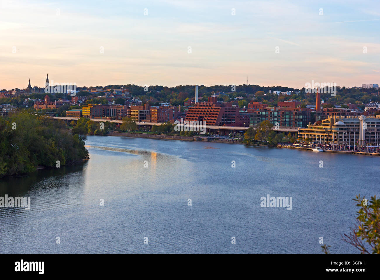 Georgetown parco lungo il fiume al tramonto. Fiume Potomac waterfront edifici in serata. Foto Stock