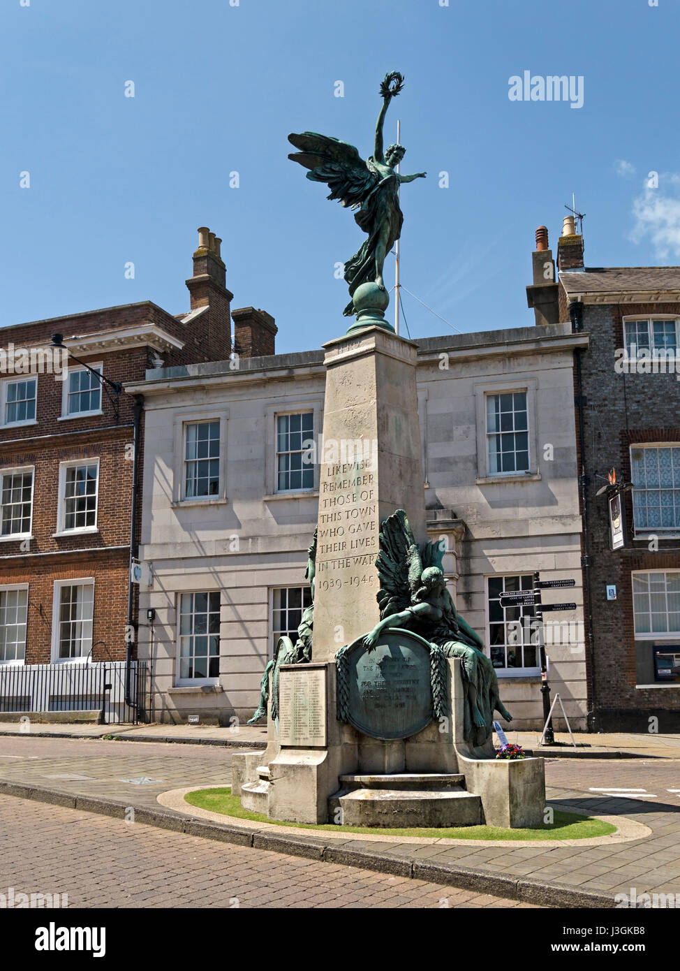 Lewes prima guerra mondiale monumento in memoria di Vernon marzo, con statue di libertà, pace e vittoria, Lewes, High Street, East Sussex, England, Regno Unito Foto Stock