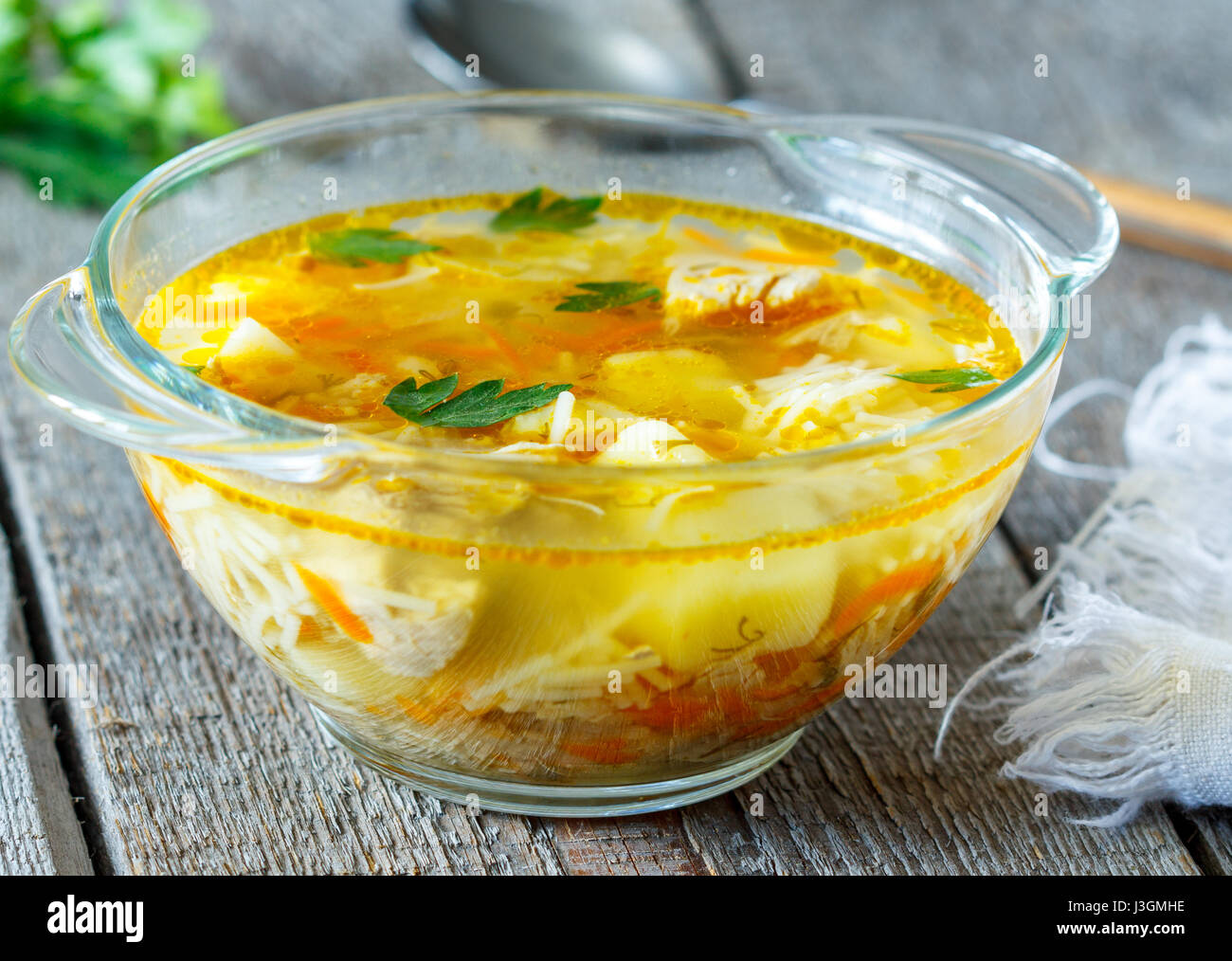 Home Zuppa Di Pollo Con Pasta E Verdure In Una Ciotola Di Vetro Foto Stock Alamy