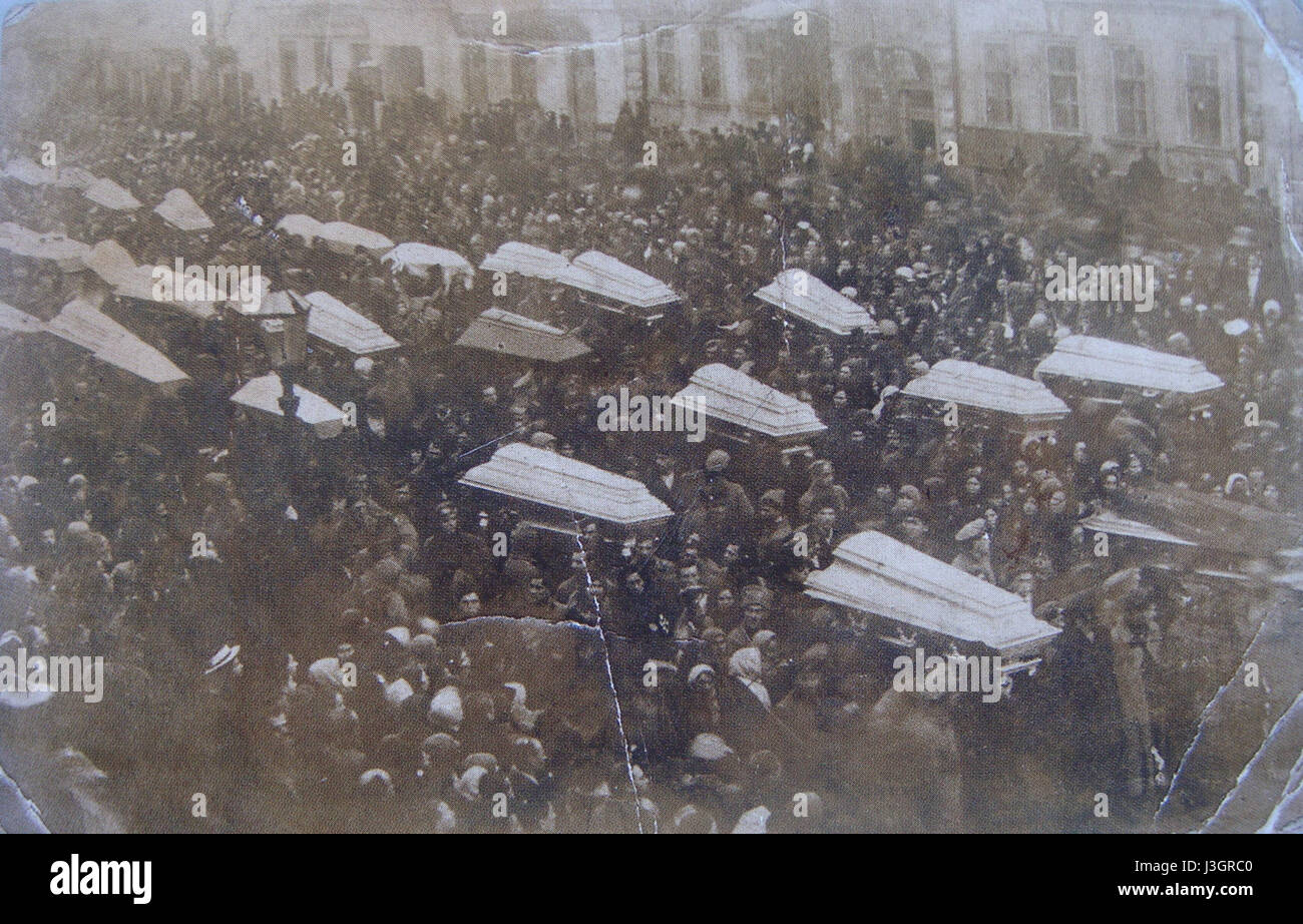 Questa fotografia cattura il triste funerale delle vittime della guerra civile a Odessa nel gennaio 1918. L'immagine riflette le tragiche conseguenze della guerra civile russa e il profondo impatto che ha avuto sulla popolazione di Odessa durante questo periodo. Foto Stock