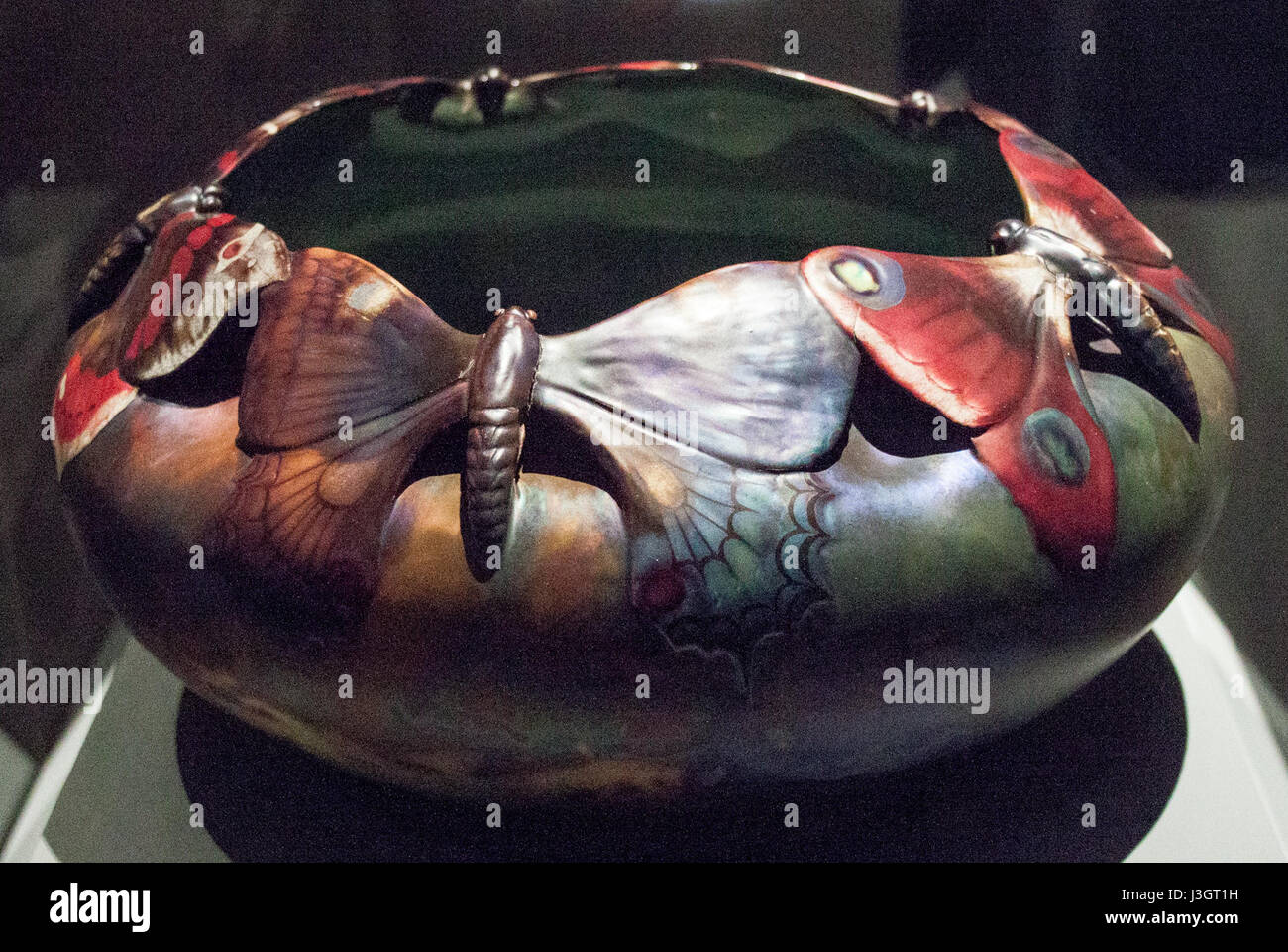 Un vaso di fiori adornato con farfalle è un oggetto decorativo spesso utilizzato nei giardini o nell'arredamento della casa. Combina bellezza naturale e design artistico, mostrando i colori vivaci dei fiori e il delicato movimento delle farfalle. Foto Stock