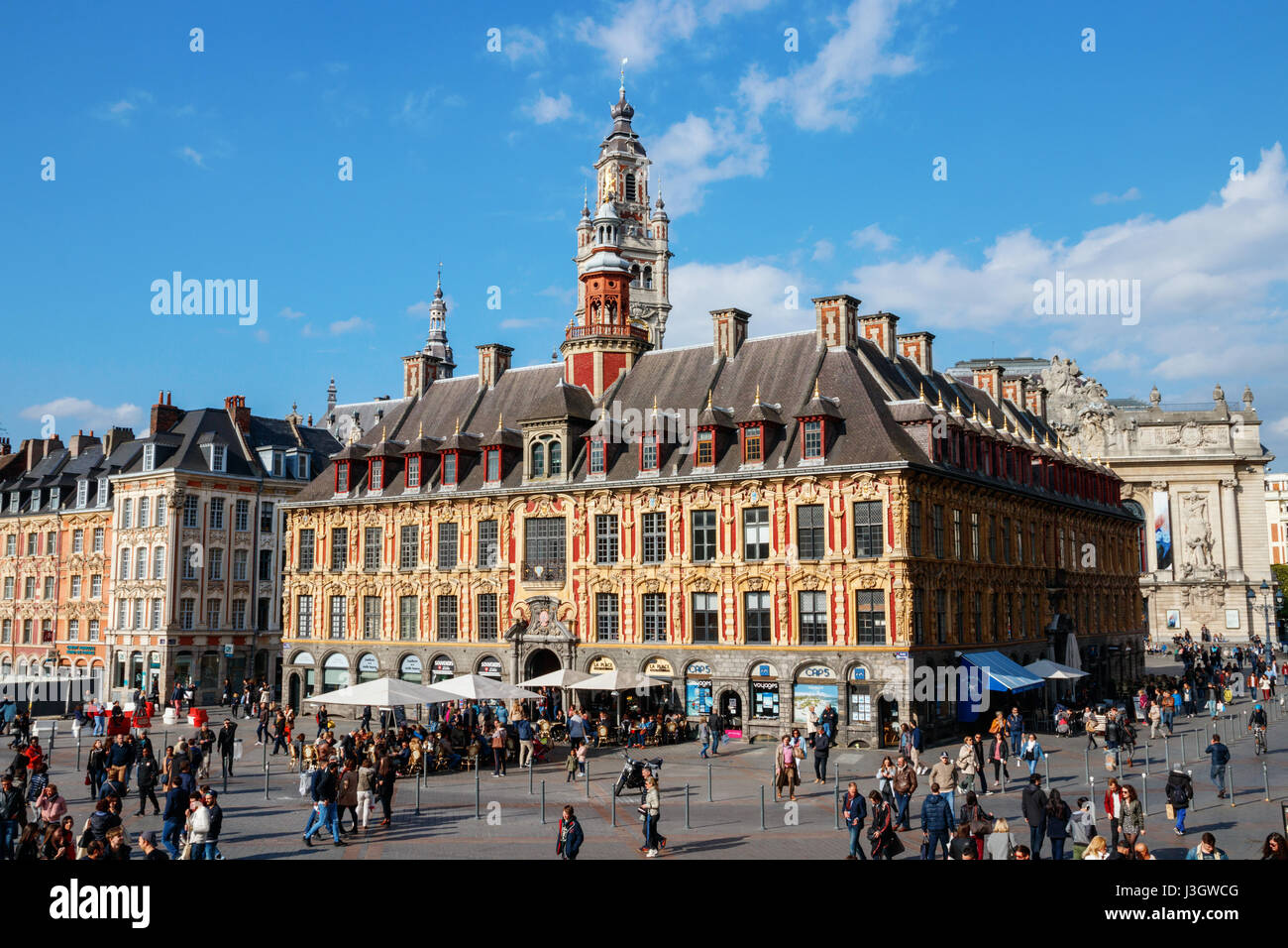 Vista della Place du General de Gaulle con turisti non identificato e il La Vieille Bourse sotto un cielo nuvoloso. Lille, Francia Foto Stock