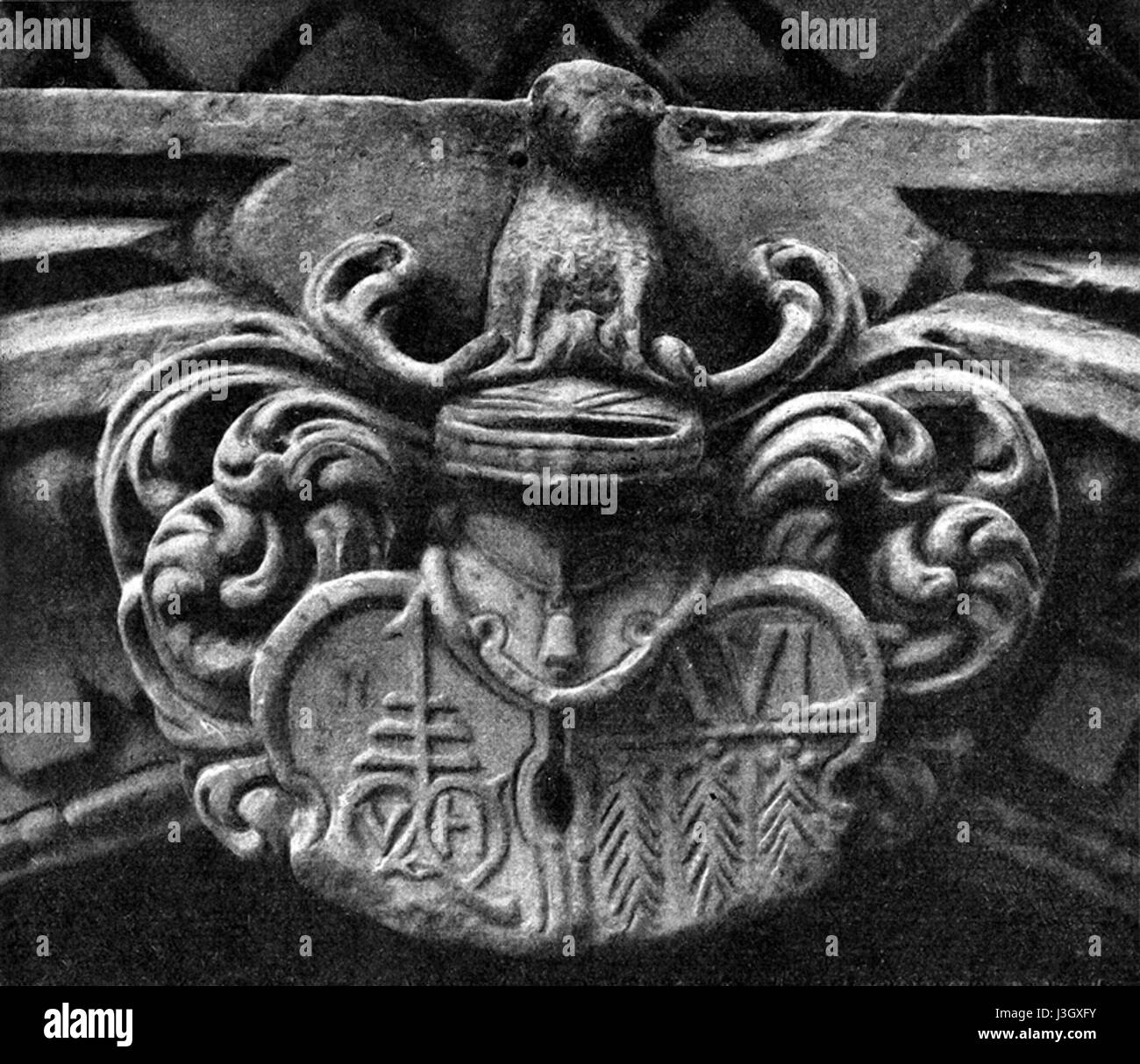 Il Goldene Waage nell'Altstadt di Francoforte è un edificio storico risalente al XVI secolo. Conosciuta per le sue caratteristiche architettoniche distintive e l'intricato emblema araldico, rimane una parte significativa della storia architettonica del cityâ. Foto Stock