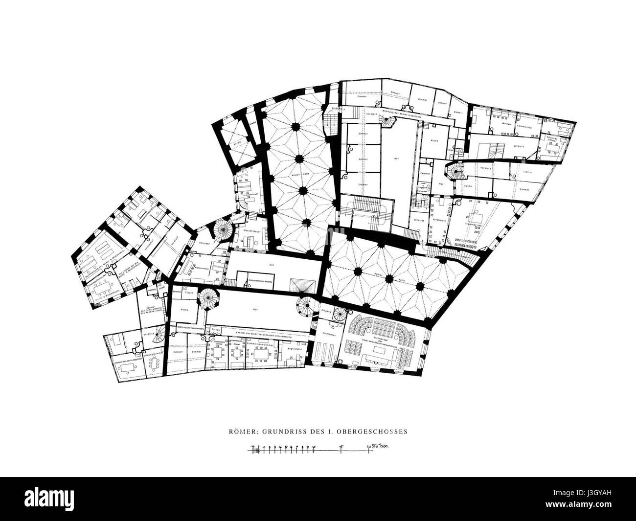 Questa immagine raffigura il RÃ¶mer, un edificio storico a Francoforte sul meno, in Germania. La fotografia mostra specificamente il primo piano (1OG) dell'anno 1900, che riflette la lunga storia architettonica dell'edificio. Foto Stock