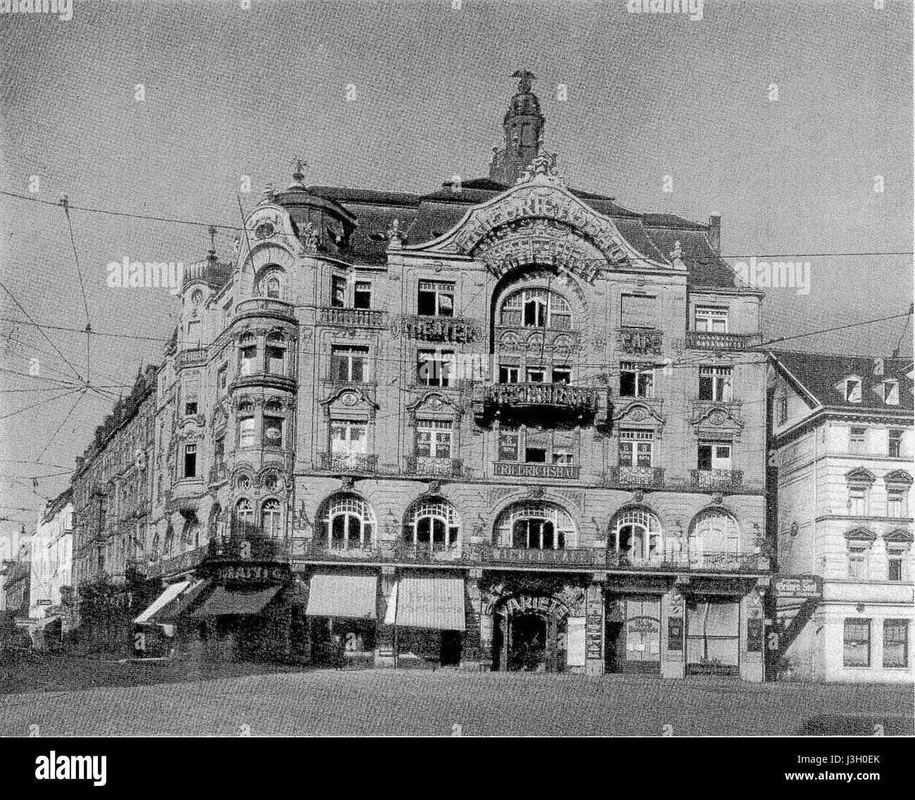 Friedrichsbau si riferisce a un edificio storico, probabilmente legato all'architettura tedesca. Questa struttura è notevole per il suo design, il suo significato storico e lo stile architettonico, che riflette il contesto culturale e sociale del suo tempo. Foto Stock