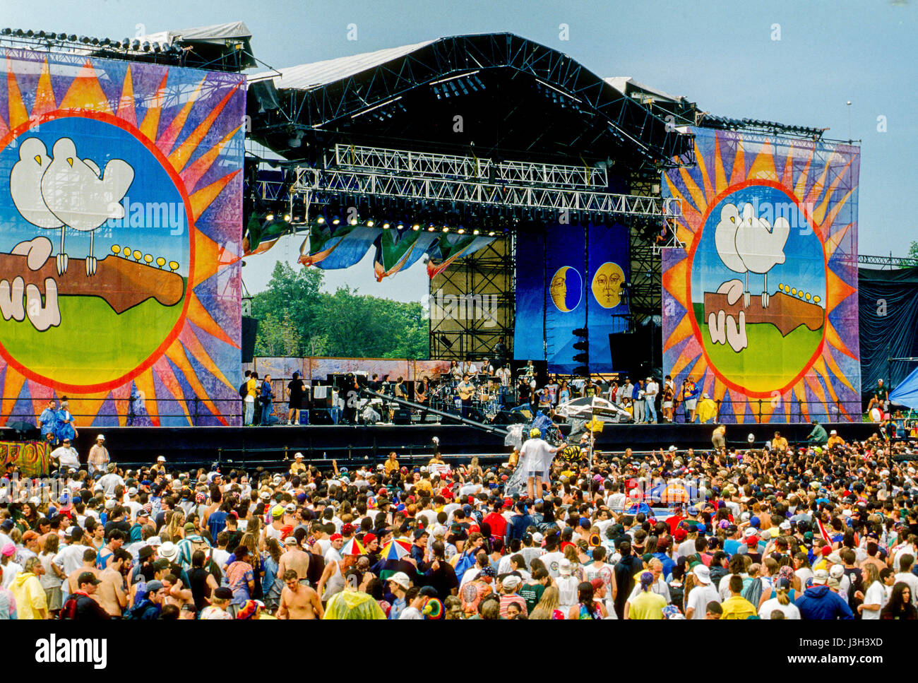 Folla davanti al palco principale il giorno di apertura del XXV anniversario di Woodstock music festival in Saugerties, New York, 12 agosto 1994. Foto di Mark Reinstein Foto Stock