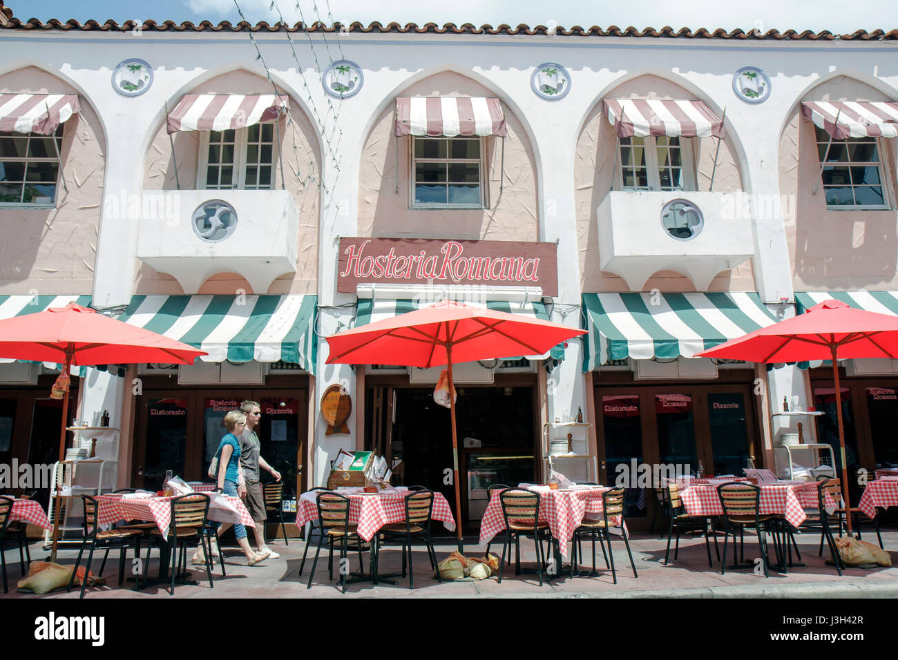 Miami Beach Florida,Espanola Way,Spanish Village,man men maschio,woman female womes,coppia,passeggiata,strada,marciapiede cafe,al fresco marciapiede fuori tavoli, Foto Stock