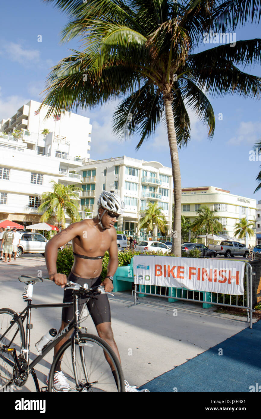 Miami Beach Florida, Ocean Drive, Lummus Park, Publix Family Fitness Weekend, triathlon, competizione, concorrente, sport di resistenza, atleta, ciclismo, bicicletta bic Foto Stock
