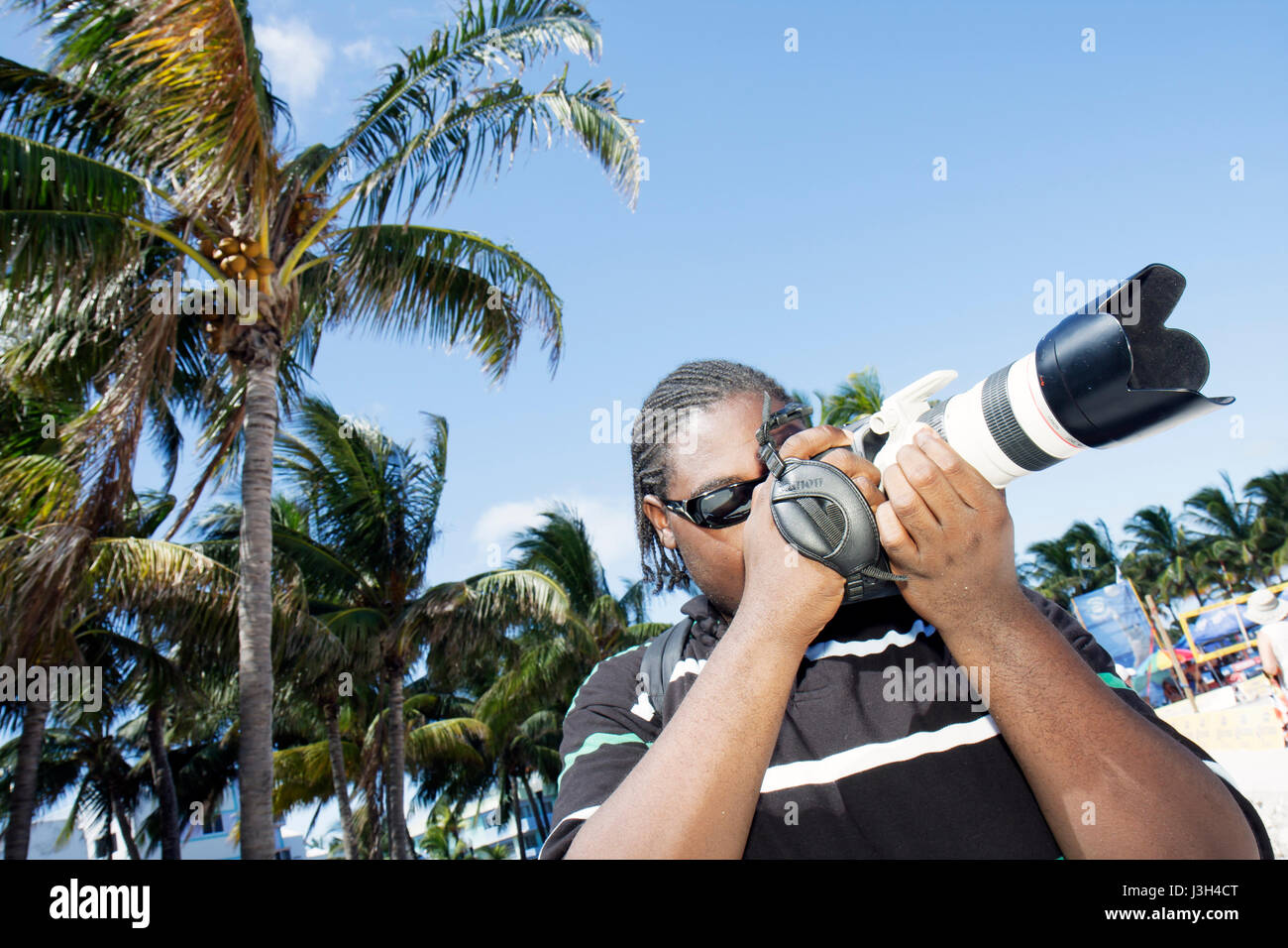 Miami Beach Florida,Lummus Park,Black Blacks African African Africans etnic minorità,adulti uomo uomo uomo uomo uomo maschile,fotografo,obiettivo zoom,fotocamera,digitale,fuoco,ca Foto Stock