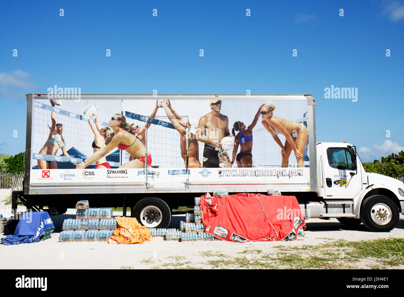 Miami Beach Florida,Lummus Park,gara di Beach volley,corporate,sponsor camion,camion,Zephyrhills,bottiglie d'acqua,casse,sabbia,nome marche,annuncio,pubblicità Foto Stock