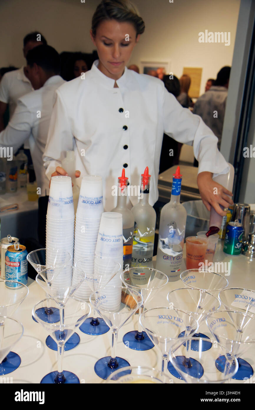 Miami Beach Florida, Lincoln Road Mall, ArtCenter SouthFlorida, ricevimento aste d'arte, donne femminili, barman, bicchieri martini, bevande alcoliche, li Foto Stock