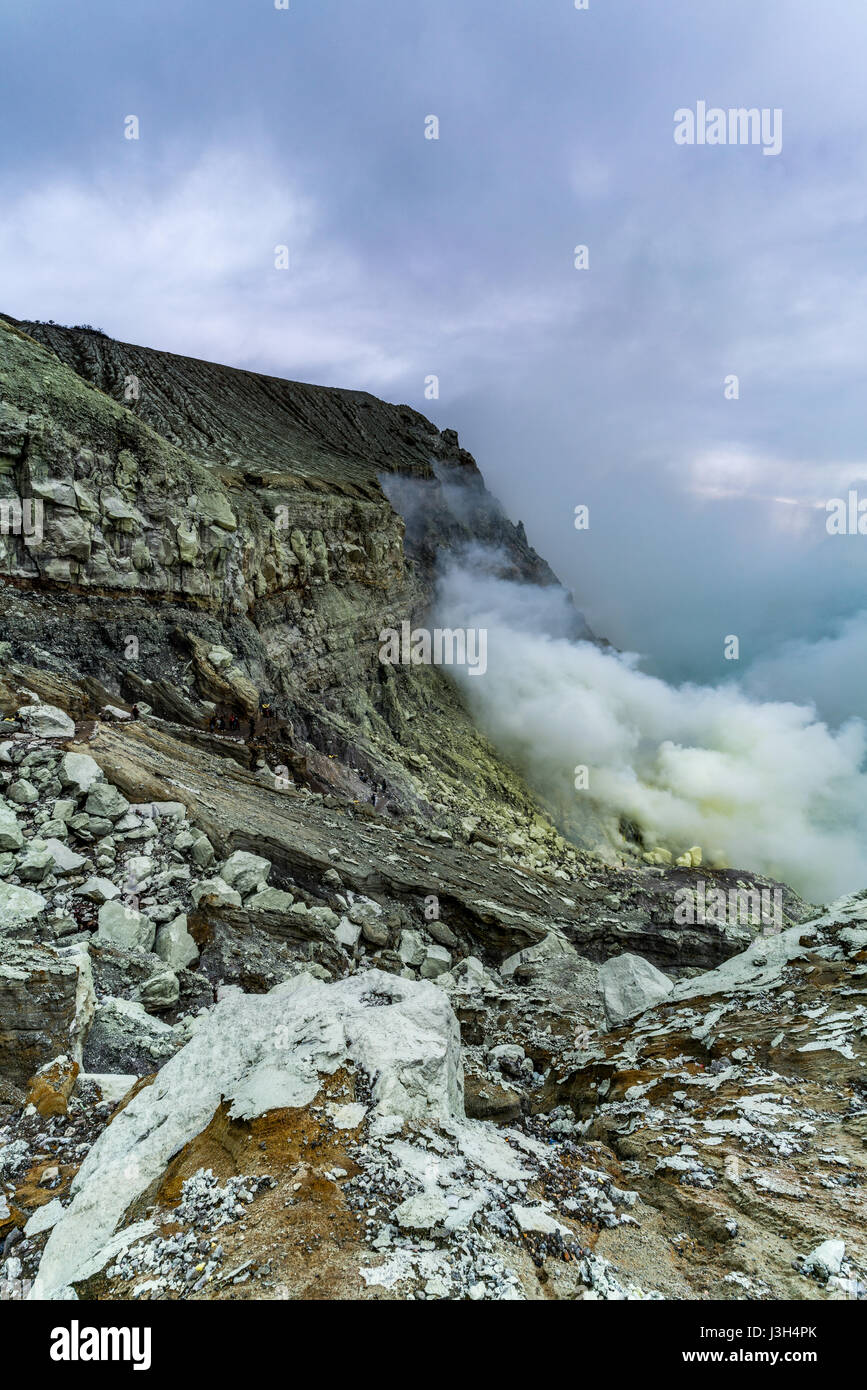 Il cratere Ijen in Java, Indonesia. Questo è un sito di miniere di zolfo, con un paesaggio selvaggio e fumi nocivi e un lago acido. Foto Stock