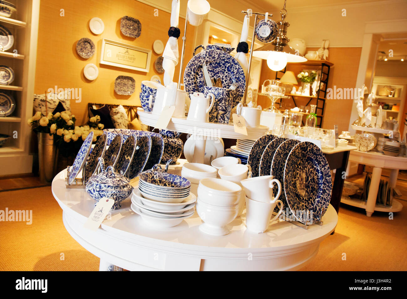 Miami Florida,Coral Gables,The Village of Merrick Park,William Sonoma Home,stoviglie,piatti,ambientazioni,merci,catena,negozio al dettaglio,esposizione prodotti Foto Stock