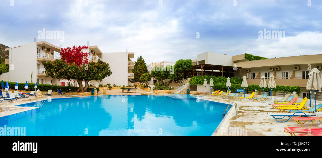 Bali, Grecia - 2 Maggio 2016: piscina vuota senza i turisti a mezzogiorno in hotel. Rilassarsi e prendere il sole in piscina con acque blu cristallo nel Resort hotel Atali Vil Foto Stock
