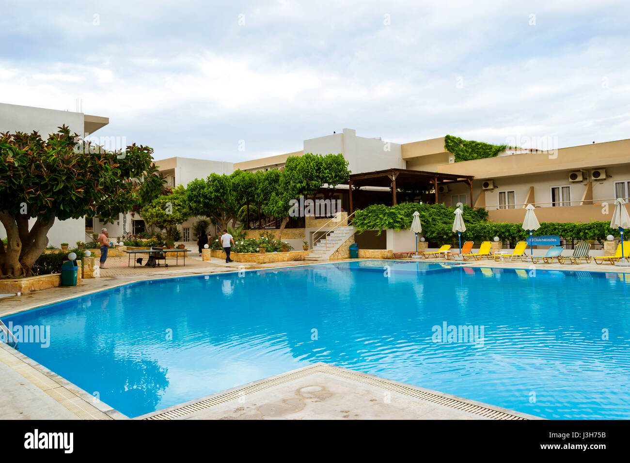 Bali, Grecia - 2 Maggio 2016: piscina vuota senza i turisti a mezzogiorno in hotel. Rilassarsi e prendere il sole in piscina con acque blu cristallo nel Resort hotel Atali Vil Foto Stock