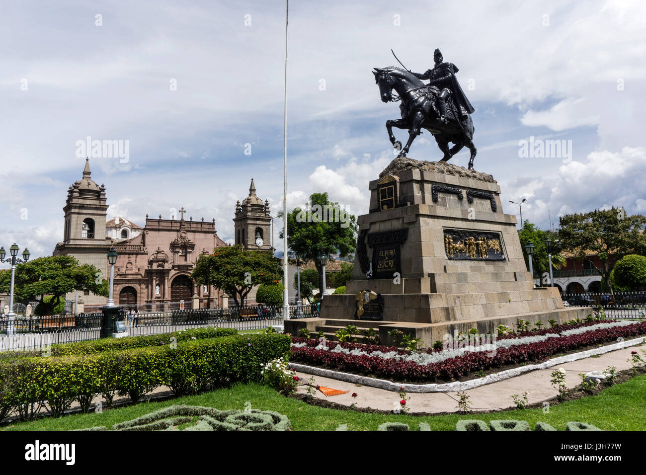 Plaza de Armas di Ayacucho città e il monumento al generale San Martín, Perù. Foto Stock