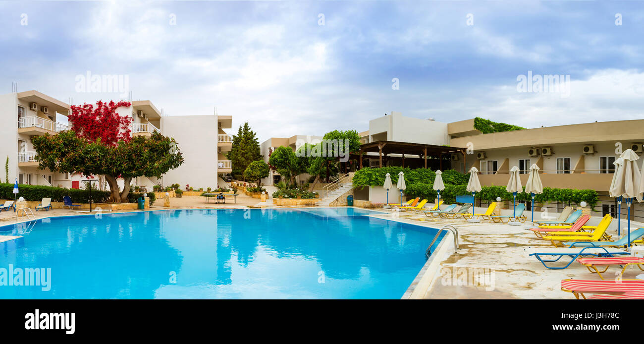 Bali, Grecia - 2 Maggio 2016: piscina vuota senza i turisti a mezzogiorno in hotel. Rilassarsi e prendere il sole in piscina con acque blu cristallo nel Resort hotel Atali Vil Foto Stock