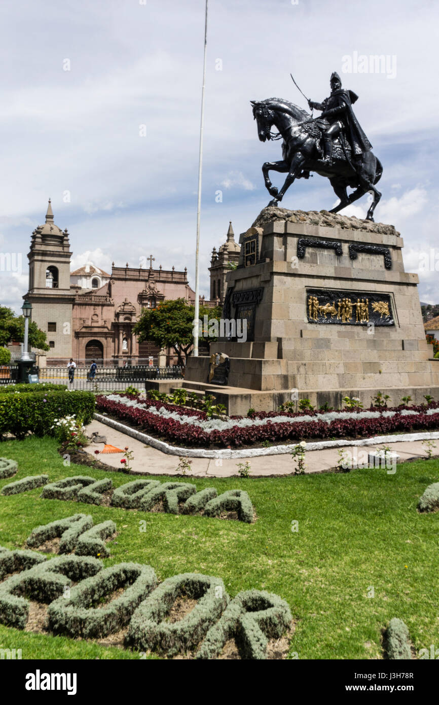 Plaza de Armas di Ayacucho città e il monumento al generale San Martín, Perù. Foto Stock