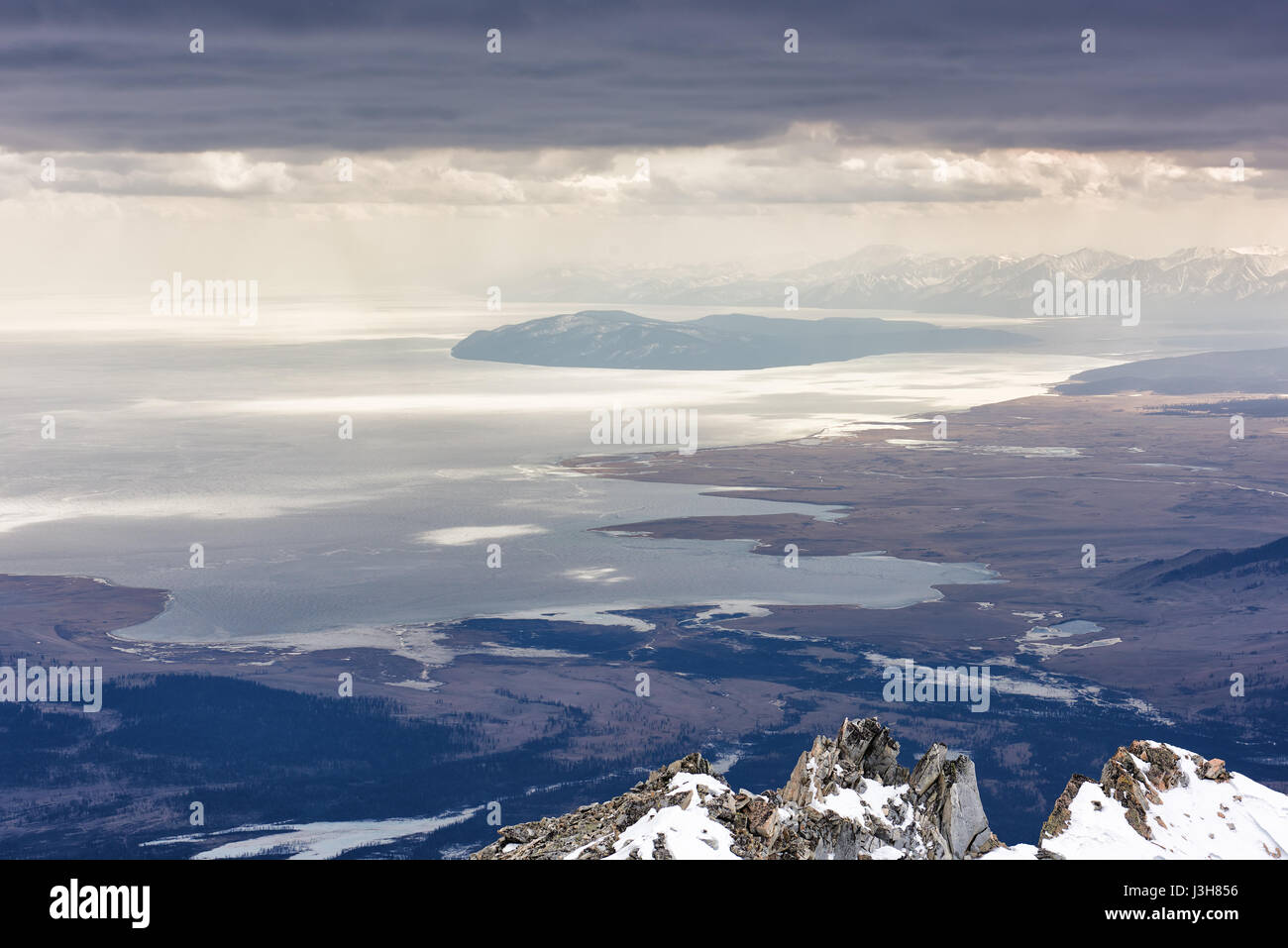 Il lago di Hovsgol da altezza di montagne. Continuo a bassa copertura nuvolosa. Mongolian-Russian confine. Foto Stock