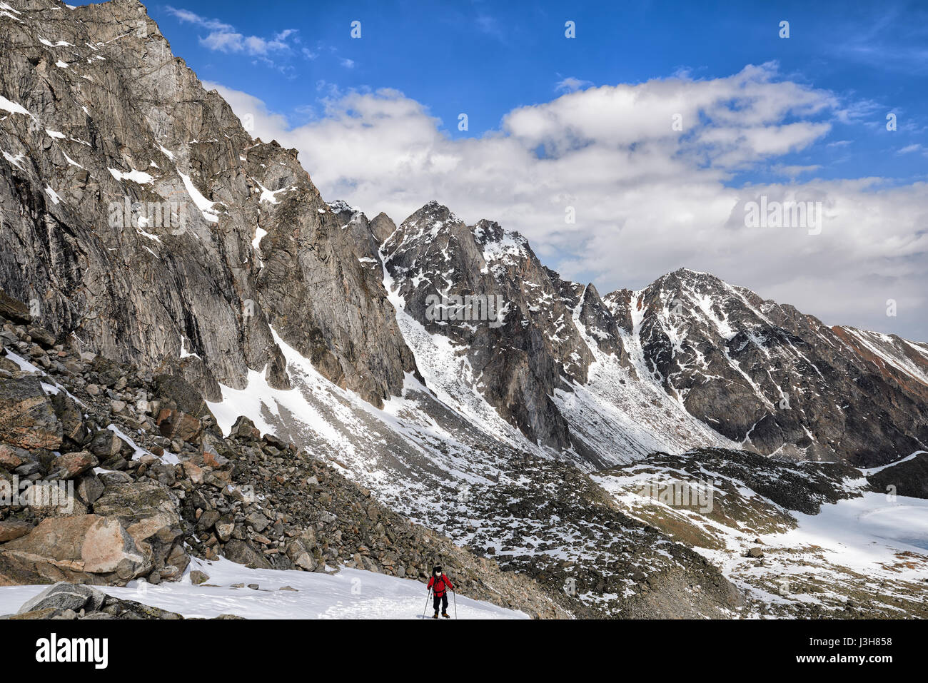 Pendenza della gamma della montagna e uno scalatore sul luogo. Munch-Sardyk. Oriente Sayan. La Russia Foto Stock