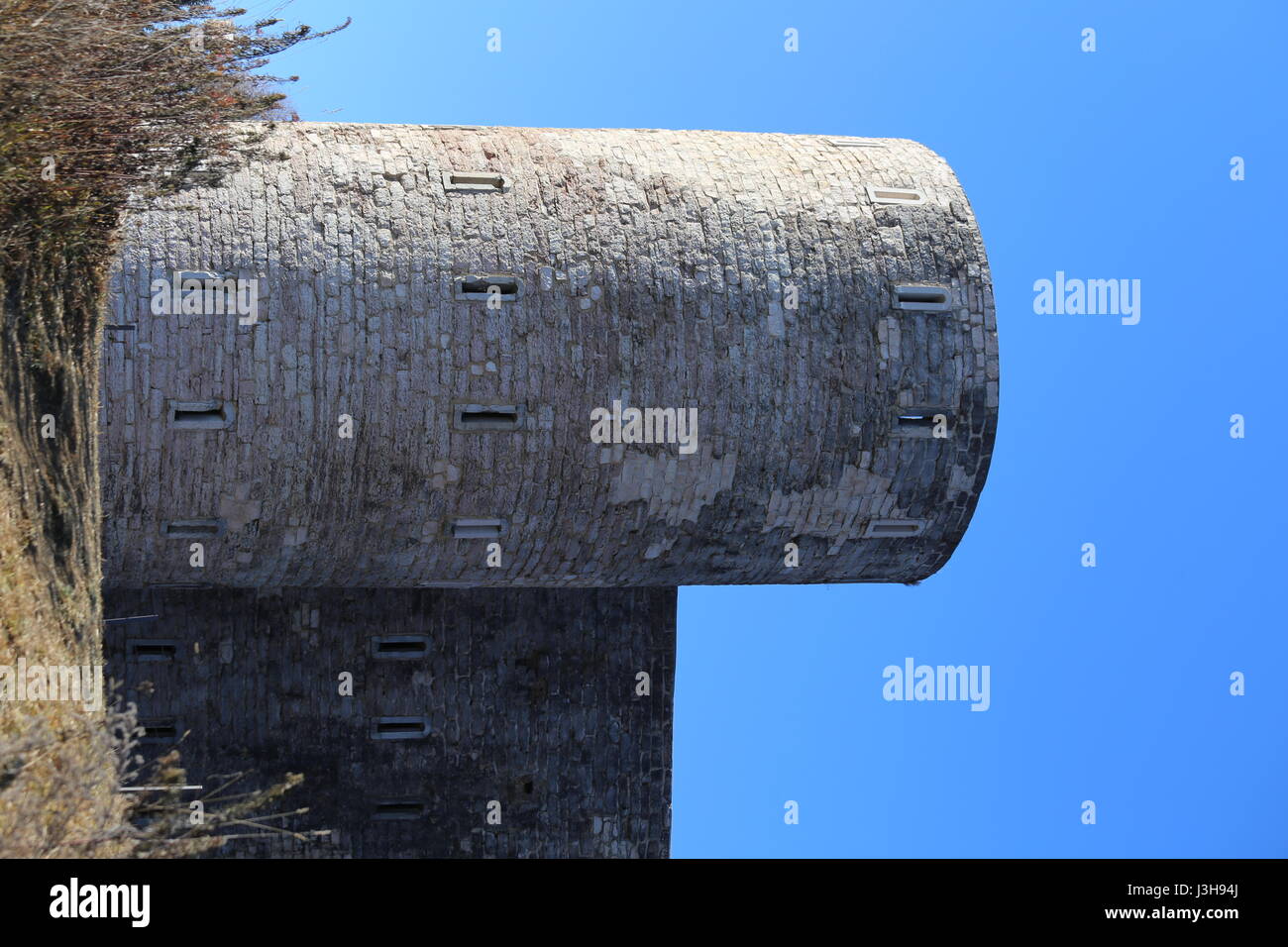 Torre di avvistamento di un antica rocca utilizzata dai soldati durante la Prima Guerra Mondiale nei pressi della città di Asiago in Italia settentrionale Foto Stock