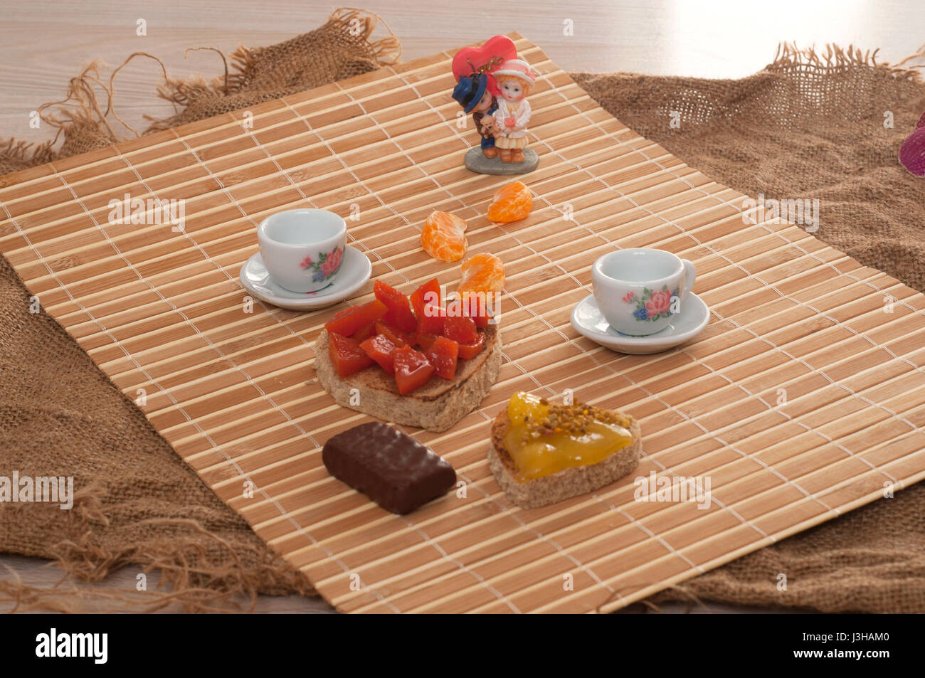 Il giorno di San Valentino la colazione, tostapane forma di cuore con marmellata sullo sfondo di legno Foto Stock