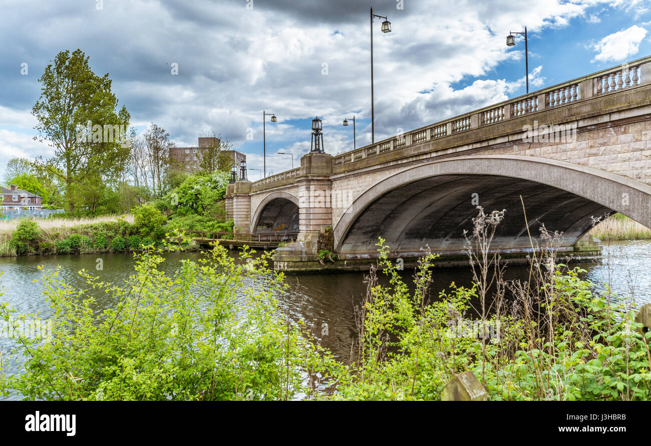 Una vista del Ponte di Kingsway a Paddington banca in Warrington Foto Stock