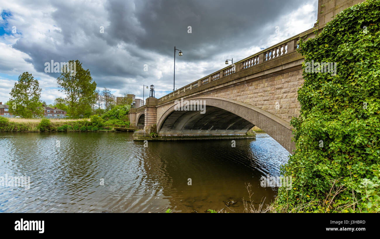 Una vista del Ponte di Kingsway a Paddington banca in Warrington Foto Stock