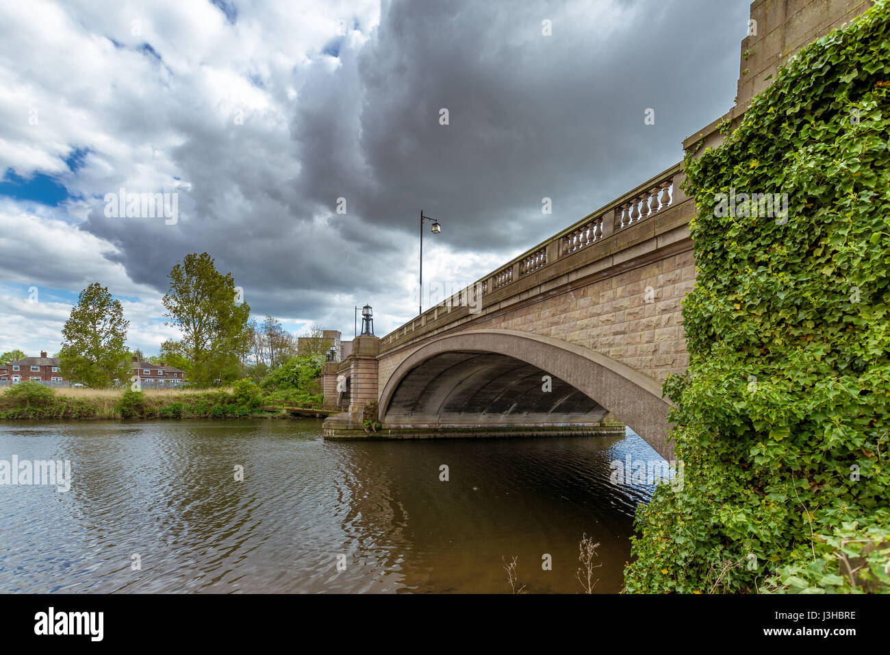 Una vista del Ponte di Kingsway a Paddington banca in Warrington Foto Stock