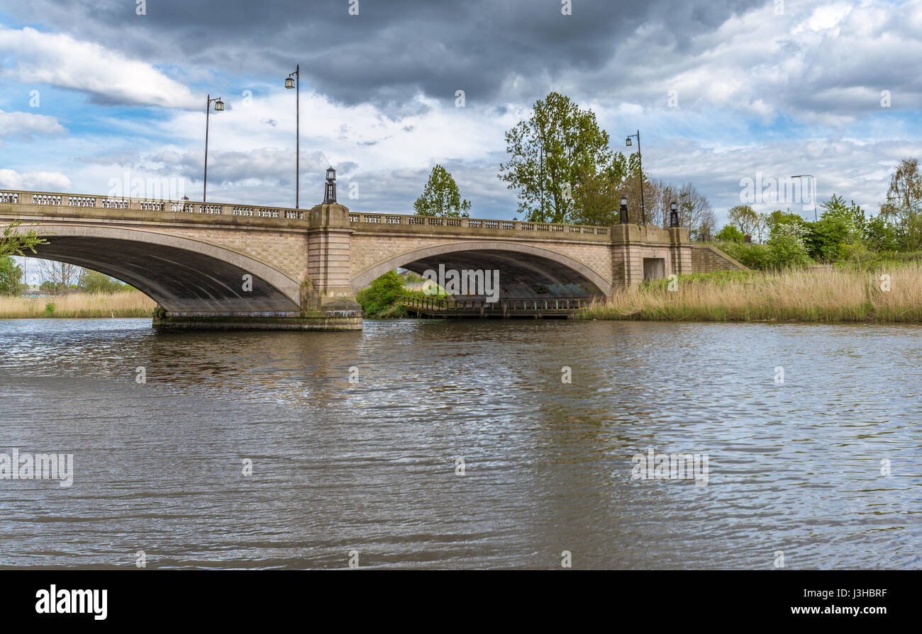 Una vista del Ponte di Kingsway a Paddington banca in Warrington Foto Stock