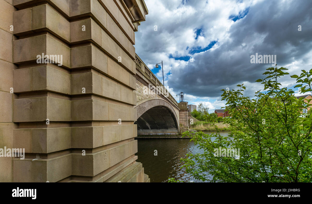 Una vista del Ponte di Kingsway a Paddington banca in Warrington Foto Stock