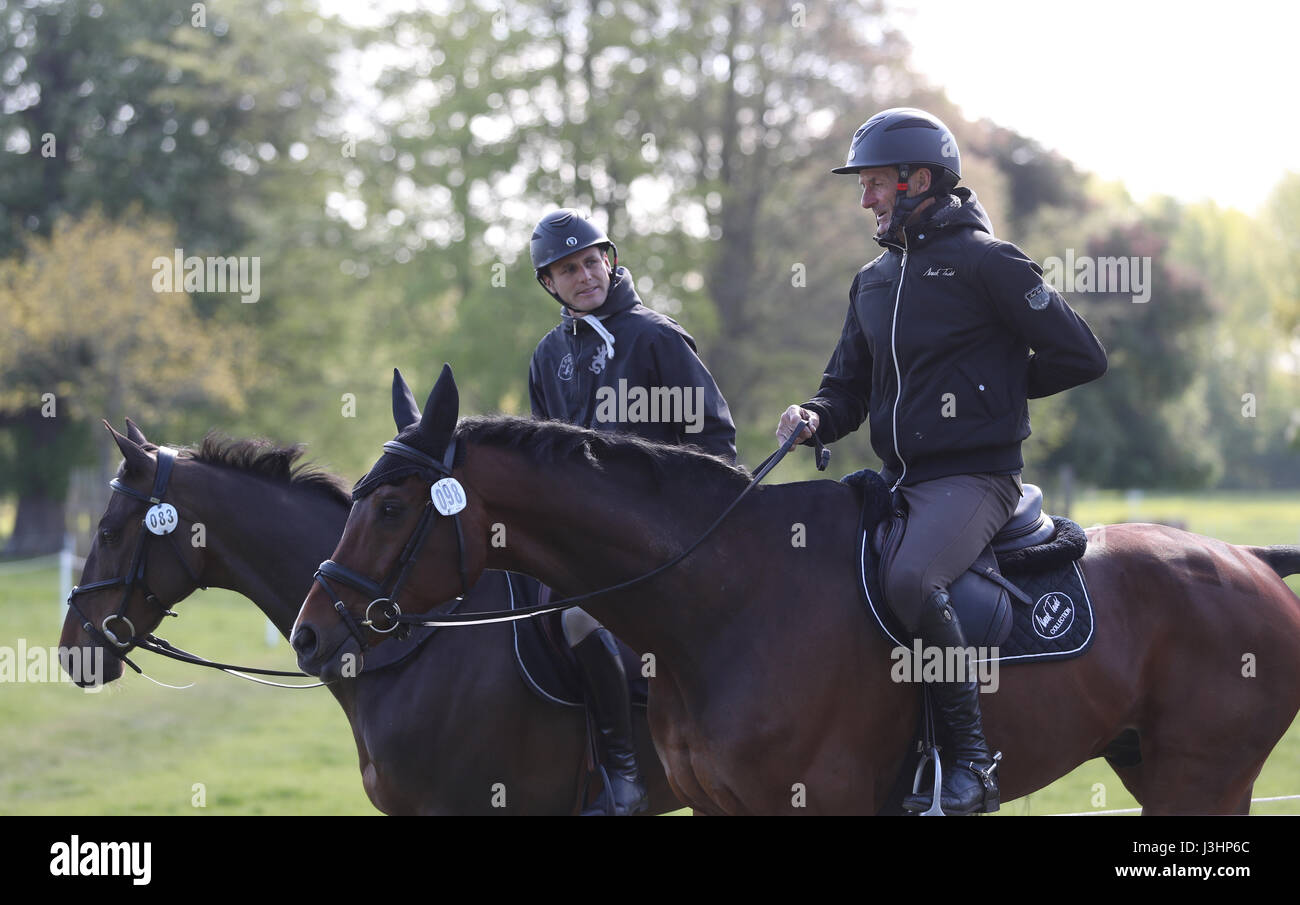 La Nuova Zelanda di Mark Todd (destra) sul Campino chat con la Francia di Sidney Dufresne su Reliquaire come si fanno strada fino al warm up area durante la fase di dressage al giorno tre del 2017 Badminton Horse Trials. Foto Stock