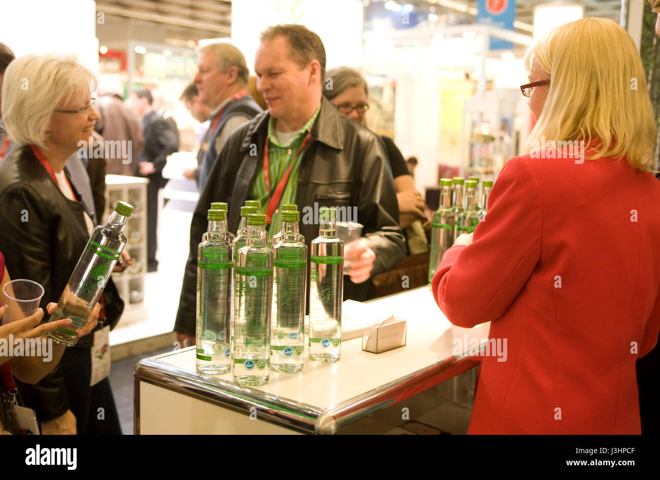 Germania, Colonia, l'Anuga food e bevande commercio equo presso il centro espositivo nel quartiere Deutz, stallo con sap di betulla dell'impresa finlandese Foto Stock