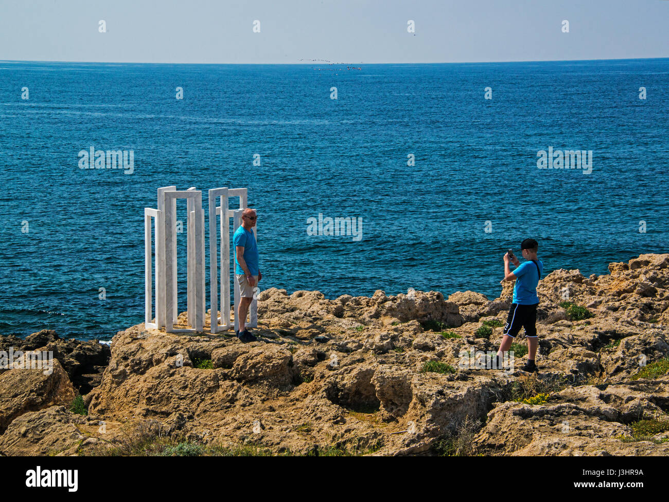 Coppia giovane a una scultura di charis paspallis, Cipro Foto Stock