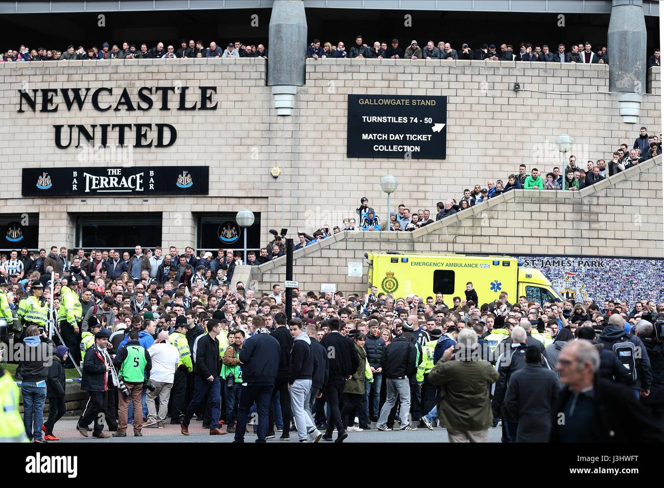 NEWCASTLE tifosi in attesa di SUNDER NEWCASTLE V SUNDERLAND St James Park Newcastle Inghilterra 20 Marzo 2016 Foto Stock