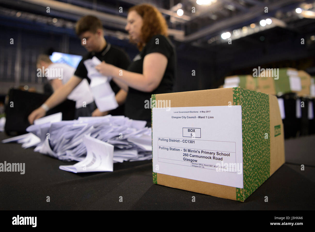 Elezione del conteggio del personale le schede di voto per le elezioni locali di Emirates Stadium di Glasgow. Foto Stock