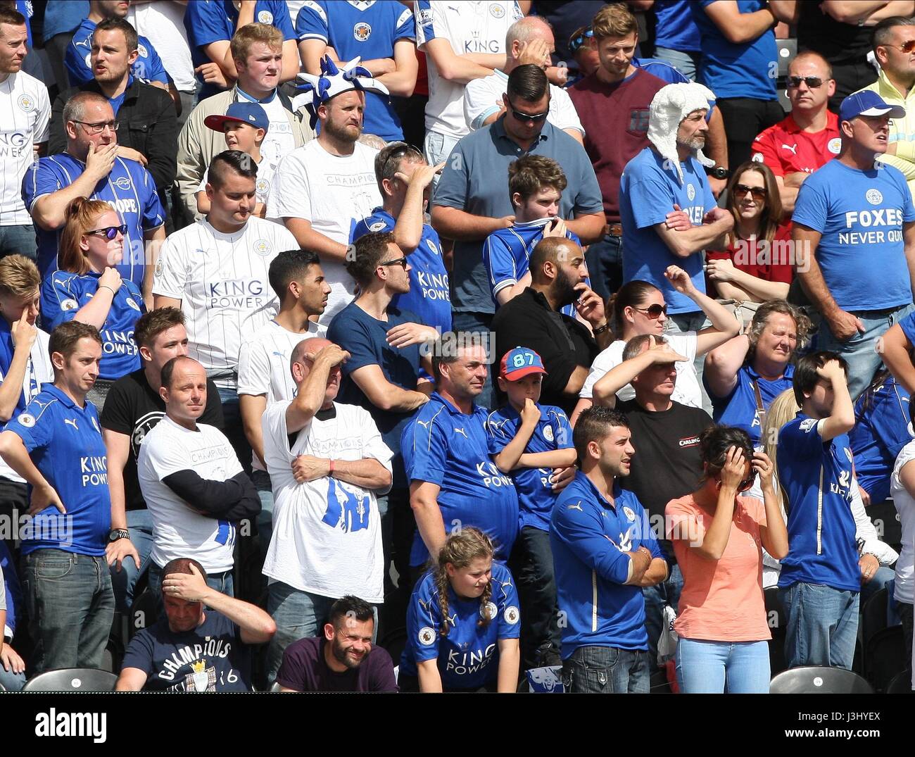 Sconsolato LEICESTER CITY FAN PREMIER LEAGUE HULL CITY V LE KC Stadium Hull Inghilterra 13 Agosto 2016 Foto Stock