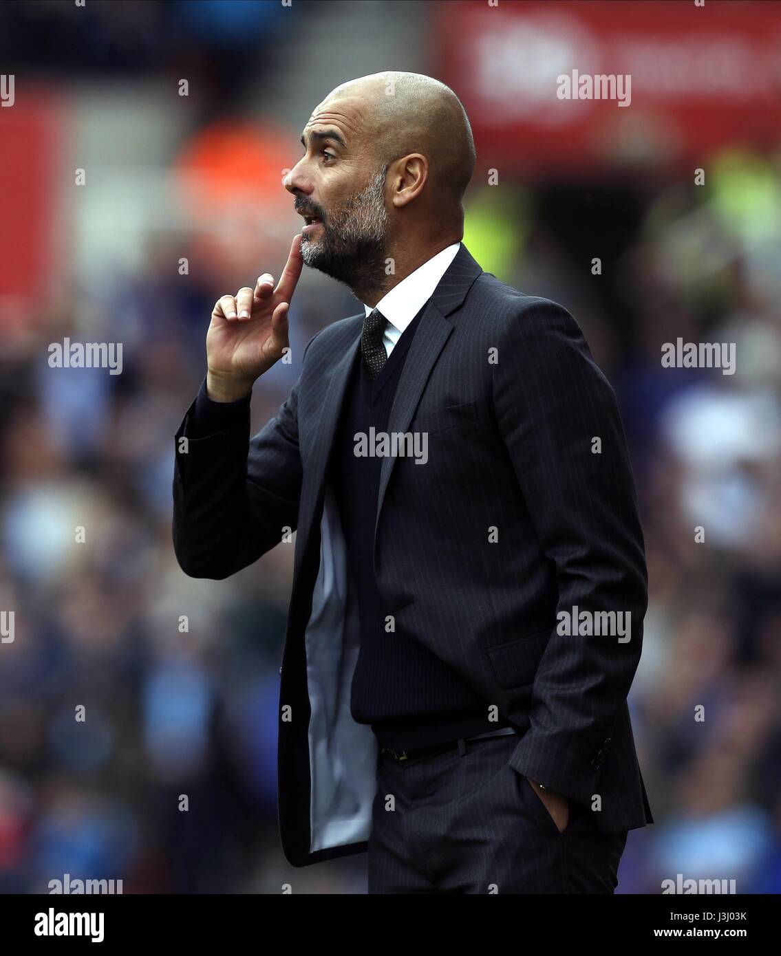PEP GUARDIOLA MANCHESTER CITY MANAGER BET 365 STADIUM STOKE INGHILTERRA 20 Agosto 2016 Foto Stock