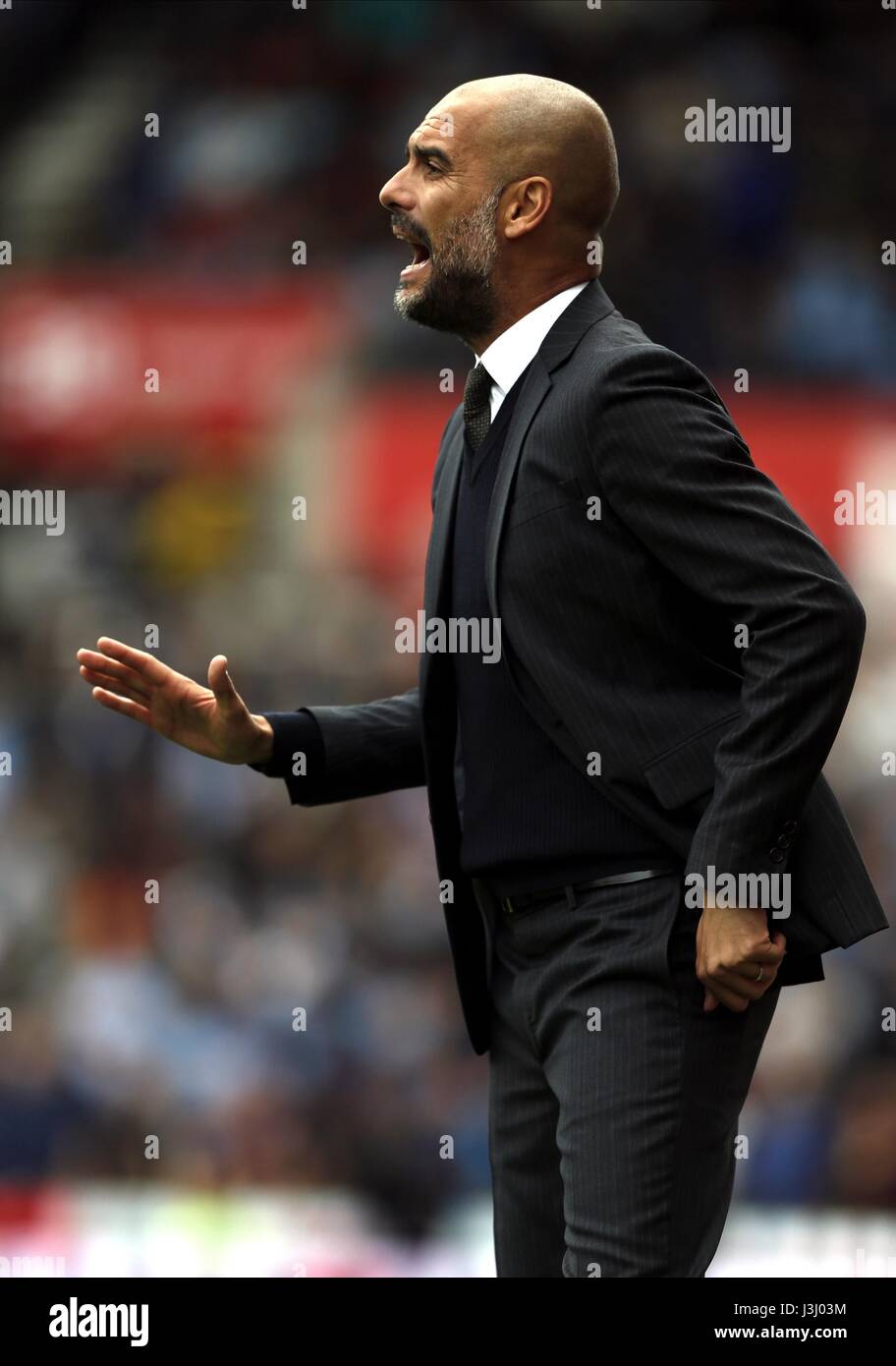 PEP GUARDIOLA MANCHESTER CITY MANAGER BET 365 STADIUM STOKE INGHILTERRA 20 Agosto 2016 Foto Stock