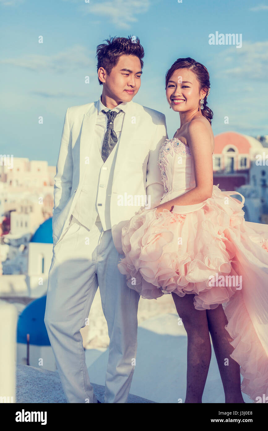Asian giovane posa per riprese di matrimoni a Santorini Foto Stock