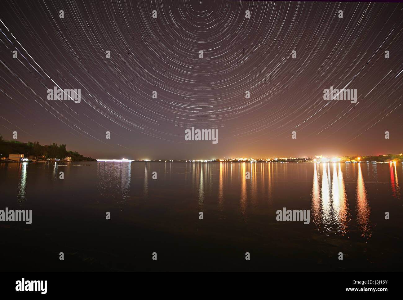 Le vie delle stelle nel cielo notturno sopra il fiume Foto Stock