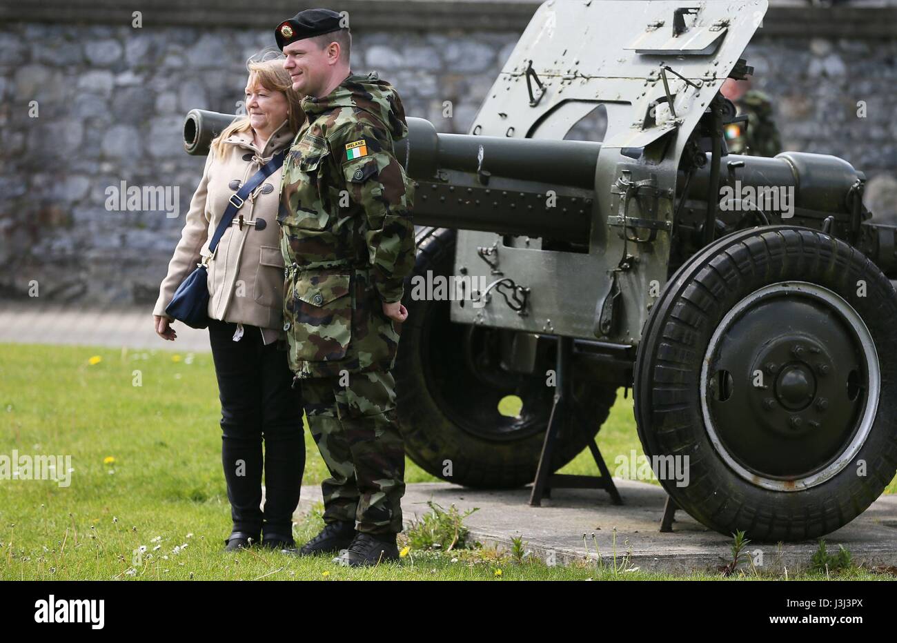 Cpl Aidan Galligan, da Cavan, con sua madre Oliva, a caserma Custume, Athlone, a seguito di un riesame del centodecimo battaglione di fanteria davanti a loro sei mesi di distribuzione a sud del Libano come parte delle Nazioni Unite della Forza interinale in Libano (UNIFIL). Foto Stock