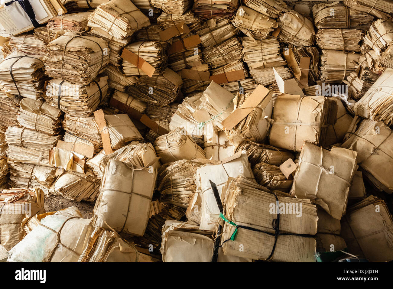 Rifiuti di carta dello sfondo. Molti mantenendo i record di heap. Foto Stock