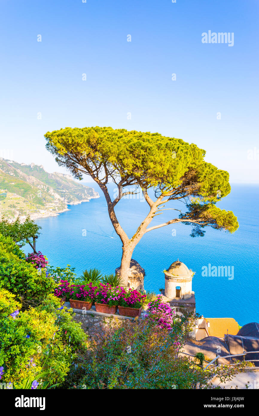 Ravello, vista sulla Costiera Amalfitana da una Villa Rufolo Terrazza Foto Stock
